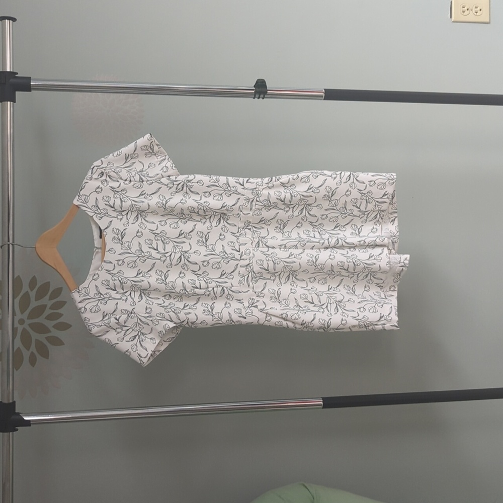 Banana Republic jumper shirt sleeve white floral size 4 has decent pockets